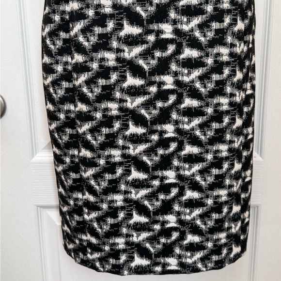 CALVIN KLEIN SHEATH DRESS. BLACK & WHITE GEOMETRIC PATTERN TEXTURED SLIMMING. - Picture 9 of 14